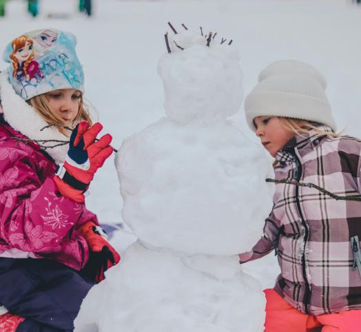 Enfants dans la neige , kids playing in the snow