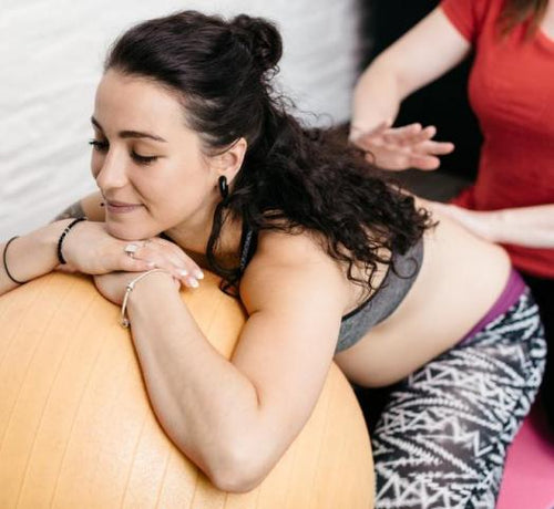 Le massage pour détendre votre dos - Mustela Canada - 1