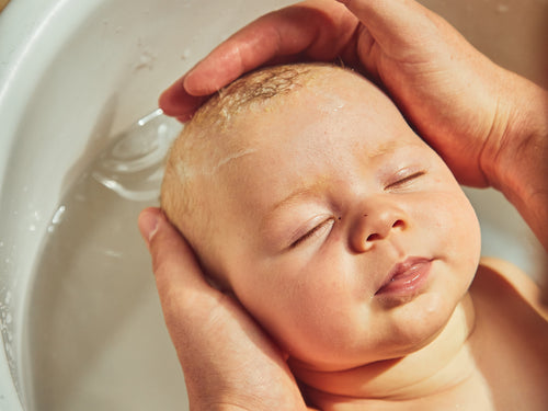 Newborn in a bath - Mustela Canada - 6