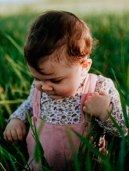 Baby – Child Mustela : baby in the grass