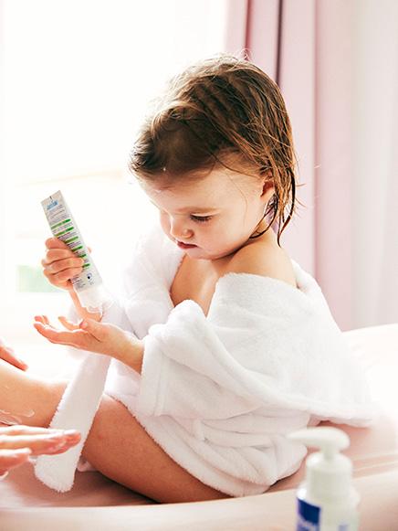 Baby – Child Mustela: baby applying Mustela hydrating cream